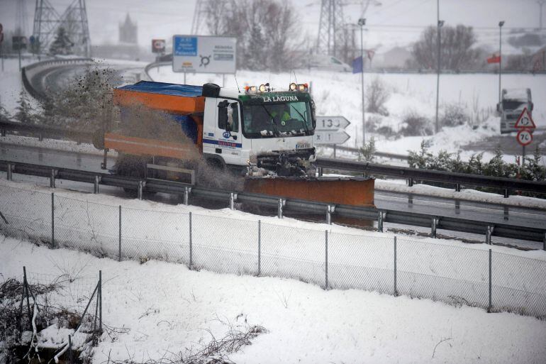 Una quita nieves limpia la A-67 a la altura de Reinosa.