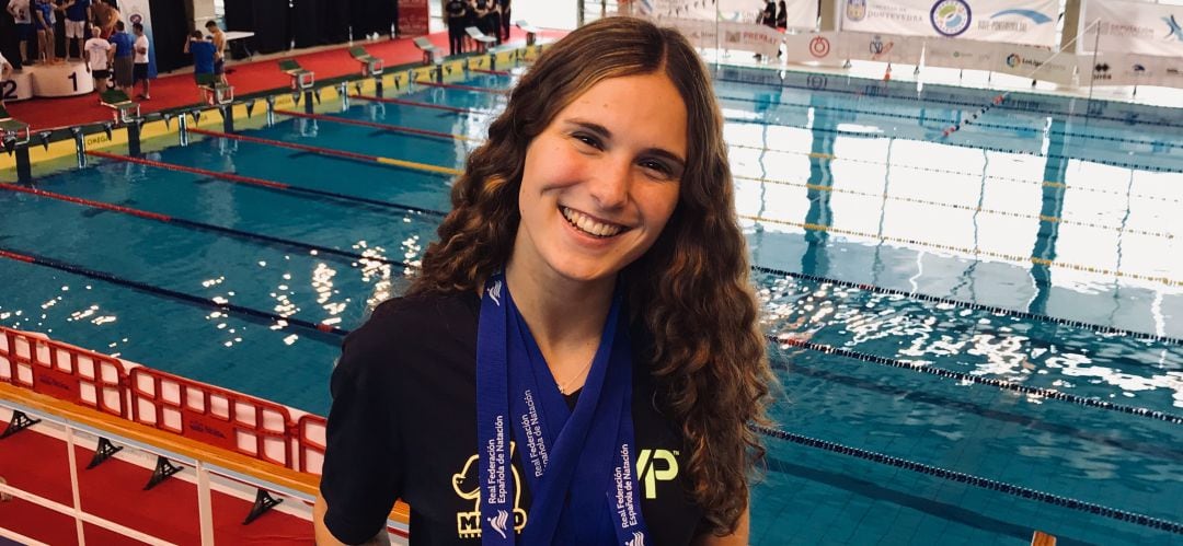 Itziar Cerezo, posa junto a sus medallas de bronce