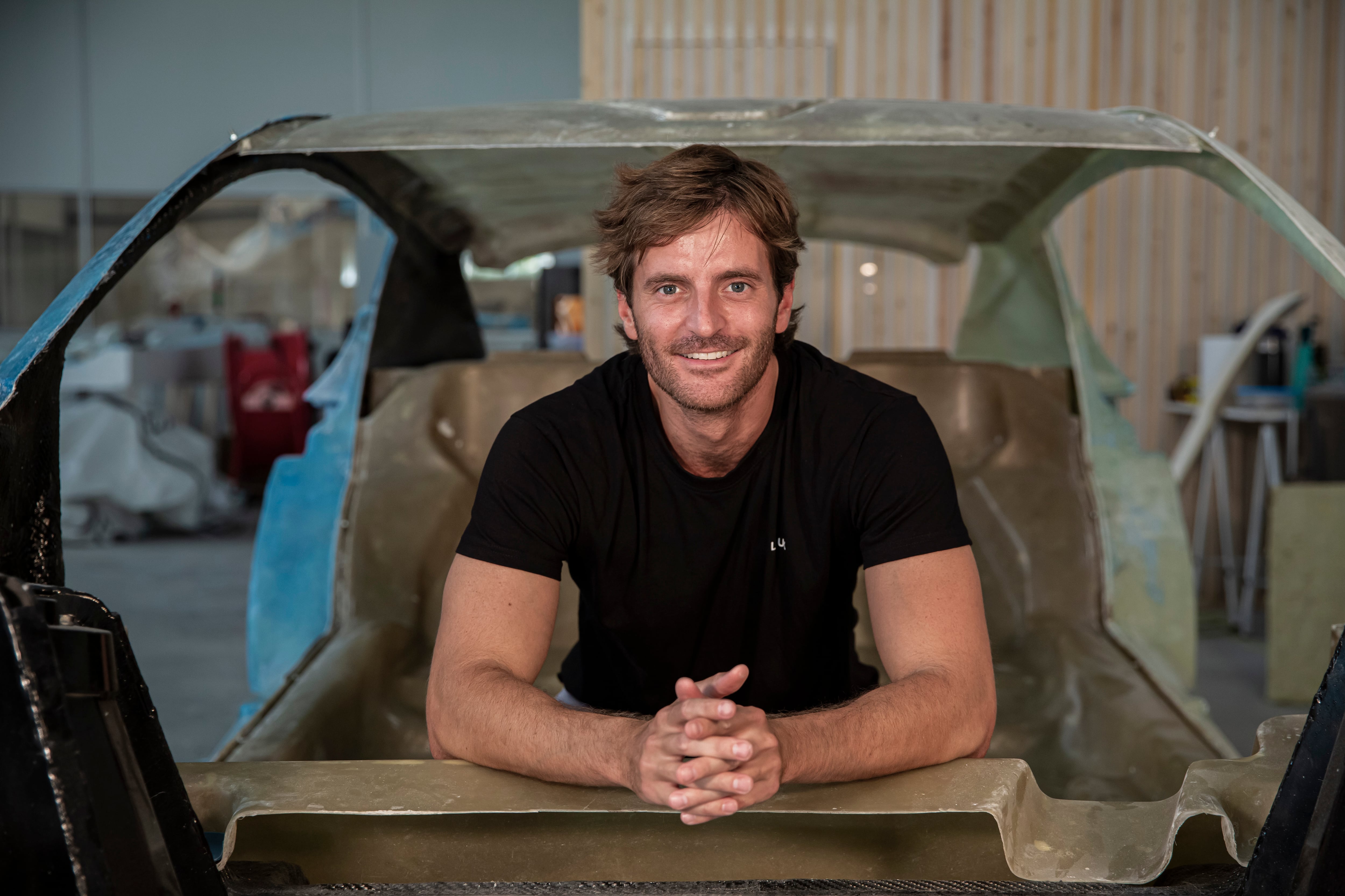 Antonio Espinosa de los Monteros posa en el interior de su primer prototipo de automóvil. 