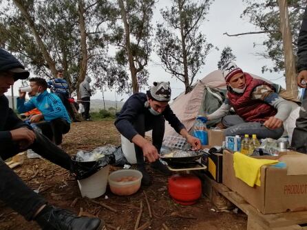 El grupo de migrantes que permanece en el exterior del exacuartelamiento de Las Raíces (La Laguna, Tenerife), se organizan para desayunar huevos revueltos con algo de pan. Una de las tiendas de campaña las dedican al almacenamiento de la comida