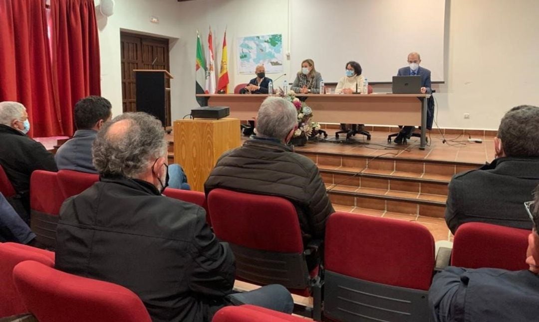 Reunión de la delegada del Gobierno en Extremadura con alcaldes para abordar el proyecto de construcción de la autovía A-81