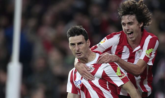 Aduriz e Iturraspe celebran el gol del primero ante el Levante