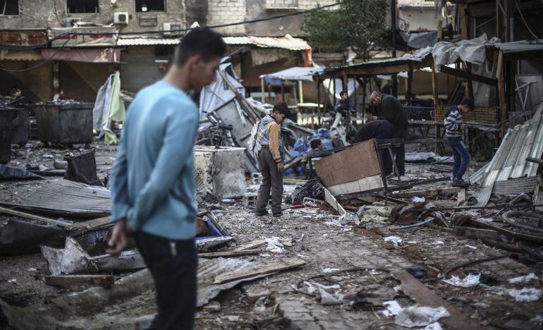 Varios ciudadanos revisan los destrozos registrados en un mercado tras un ataque de las fuerzas del régimen sirio en Duma