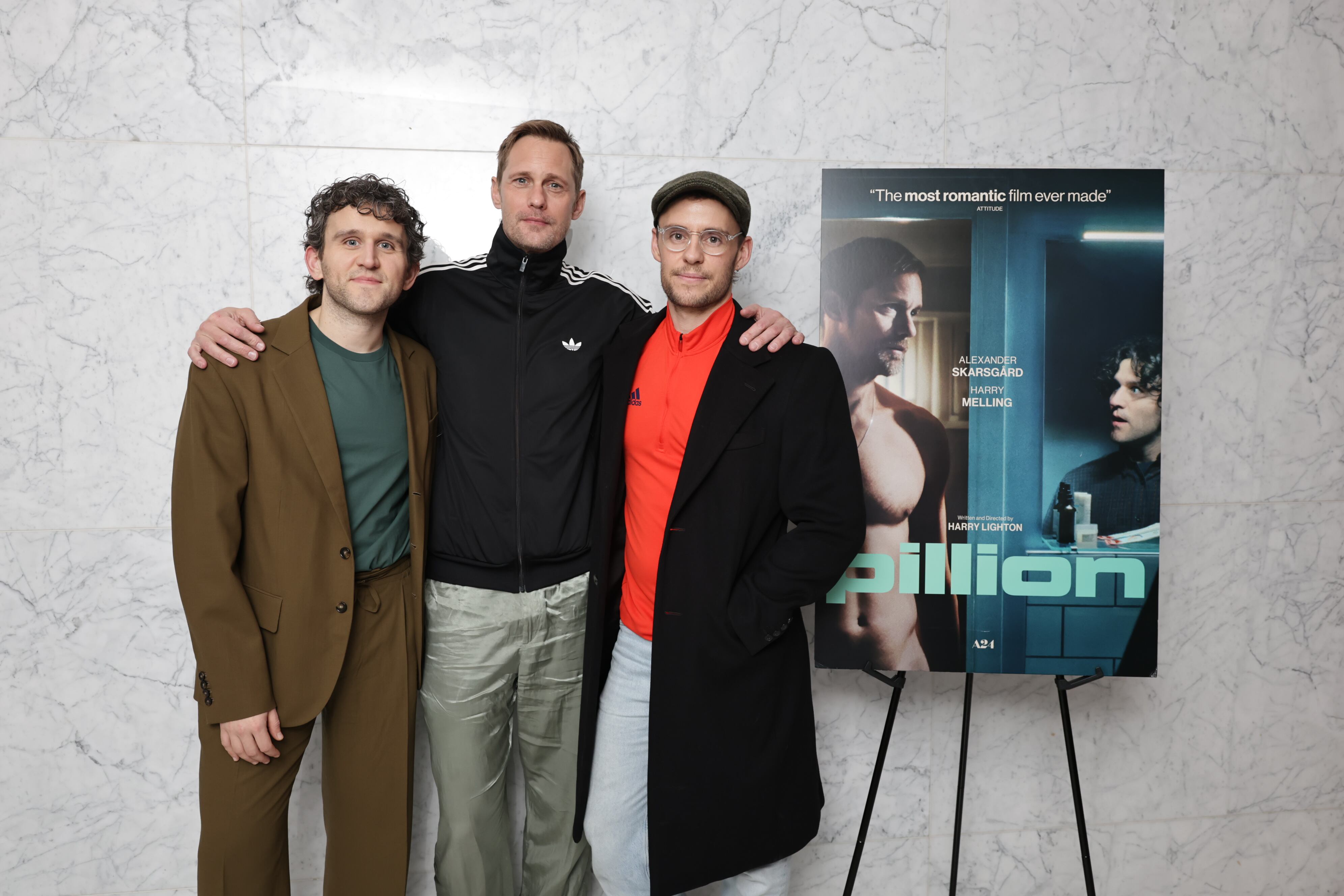 Harry Melling,  Alexander Skarsgård y Harry Lighton, los actores y el director de 'Pillion' (Photo by Eric Charbonneau/A24 via Getty Images)