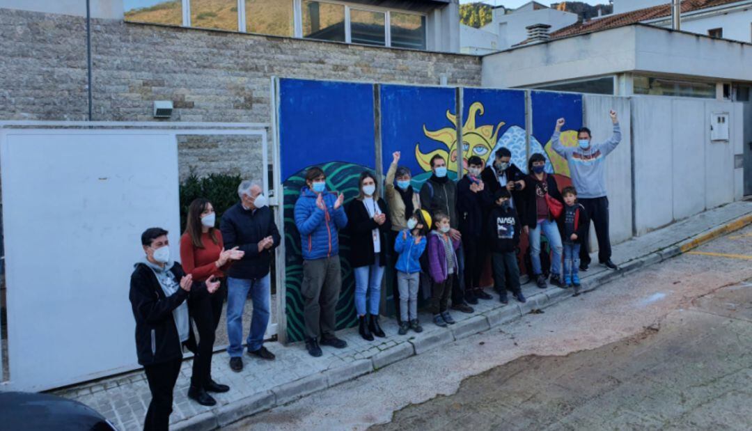 Momento en el que la escuela de Almedíjar abre sus puertas tras seis años cerrada gracias a la llegada de cuatro niños en edad de escolarización