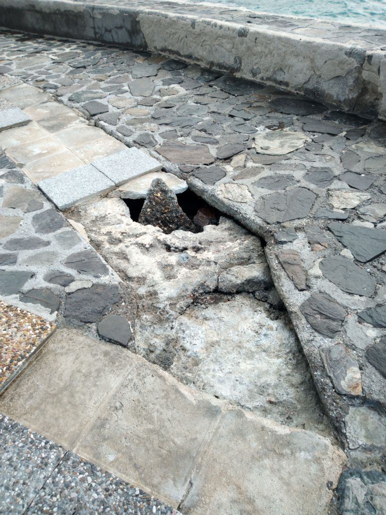 Imagen de los destrozos provocados por el temporal en  la Plaza del Lavadero de La Caleta de Salobreña