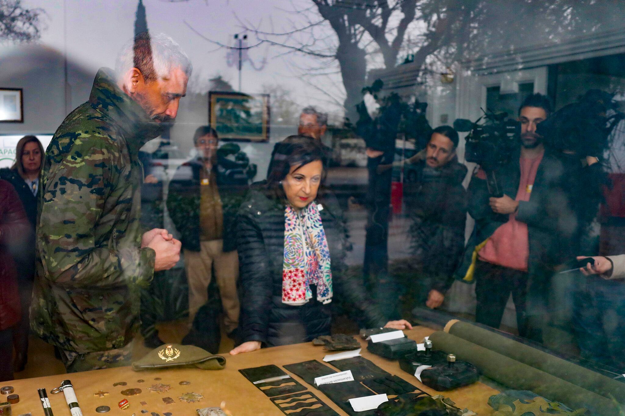 Margarita Robles durante la visita al Centro de Mantenimiento de Sistemas Acorazados y al Laboratorio Central del Ejército