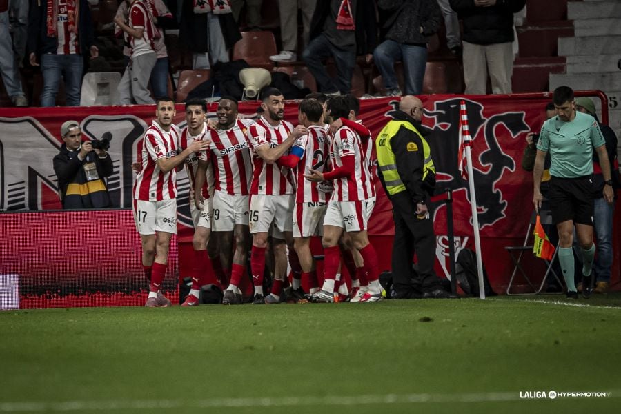 Los jugadores rojiblancos celebran uno de sus goles al Castellón.