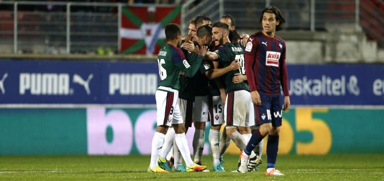 Jota se retira de Ipurua mientras los jugadores de Osasuna celebran detrás la victoria