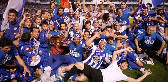 Los jugadores del Deportivo de La Coruña celebran el ascenso a Primera División tras vencer al SD Huesca por 2-1 en el partido, correspondiente a la cuadragésimo primera jornada de la Liga Adelante