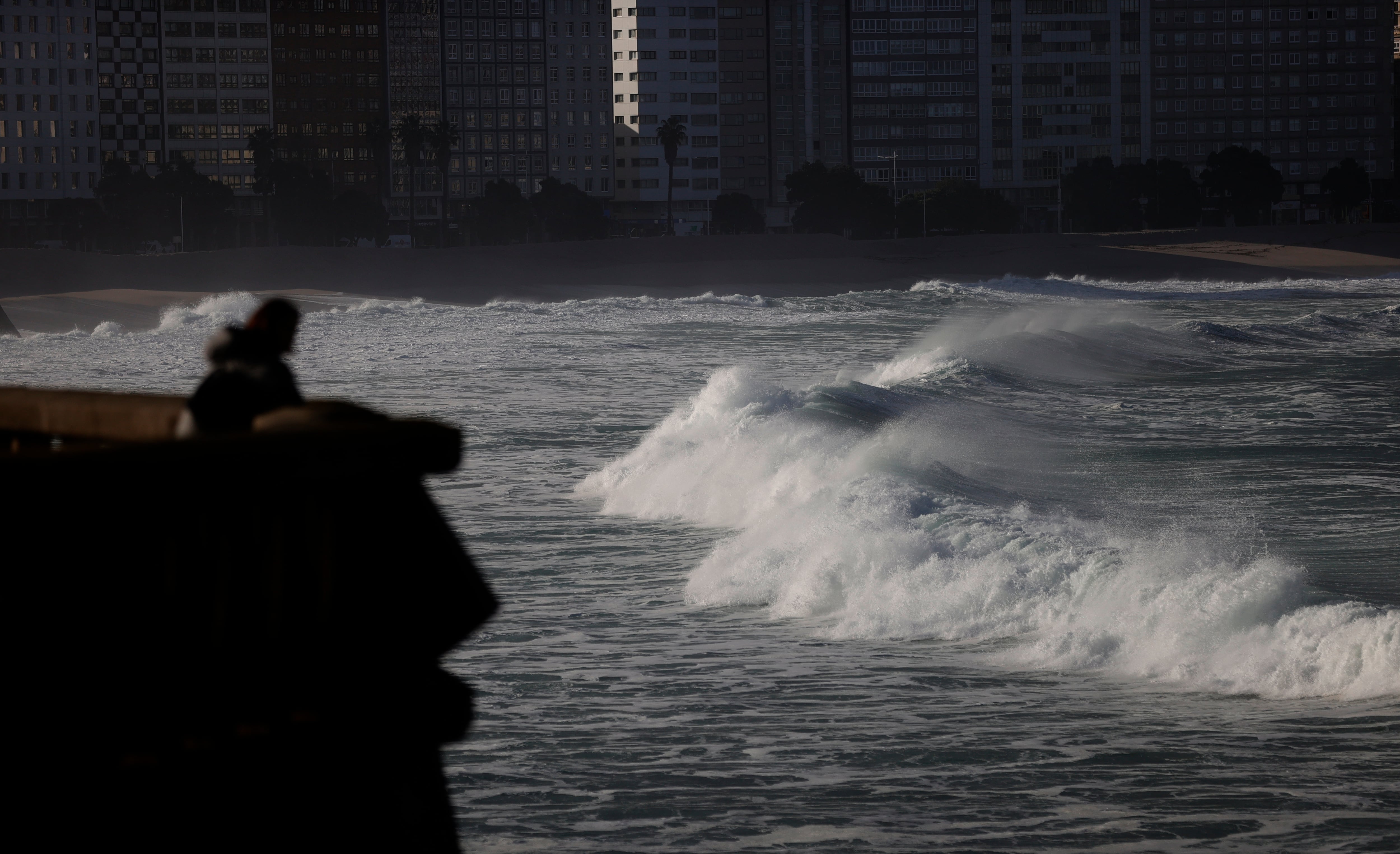 A CORUÑA, 28/01/26.- Las olas rompen contra la playa del Orzán, en A Coruña, este miércoles donde la nueva borrasca, Kristin, mantiene en alerta por nieve, lluvia y viento a todas las comunidades autónomas, salvo a Navarra. EFE/Cabalar
