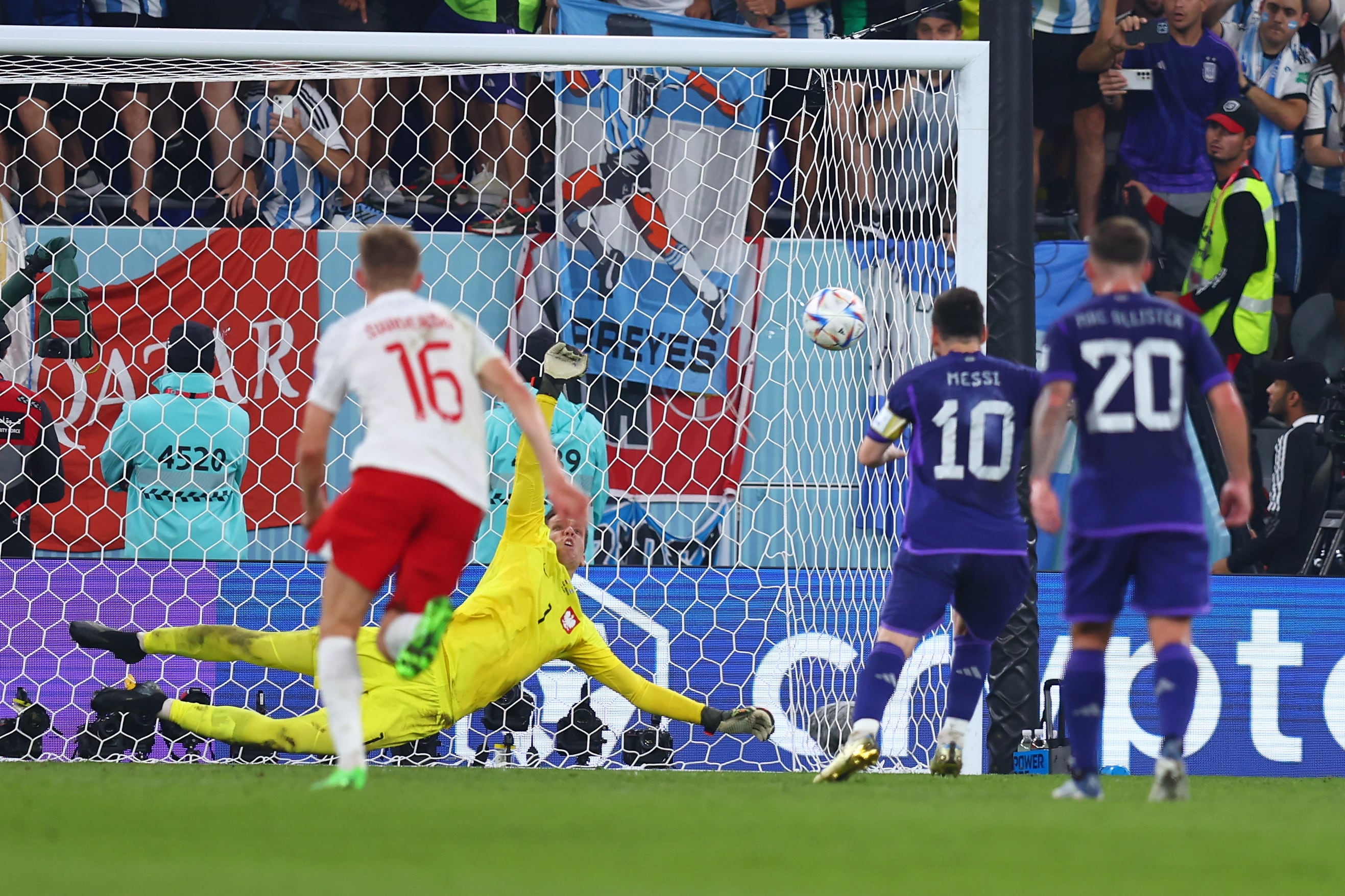 Aunque en la imagen es difícil de descifrar, Szczesny pararía con la mano derecha el penalti de Messi, en la que seguro va a ser una de las salvadas del torneo.