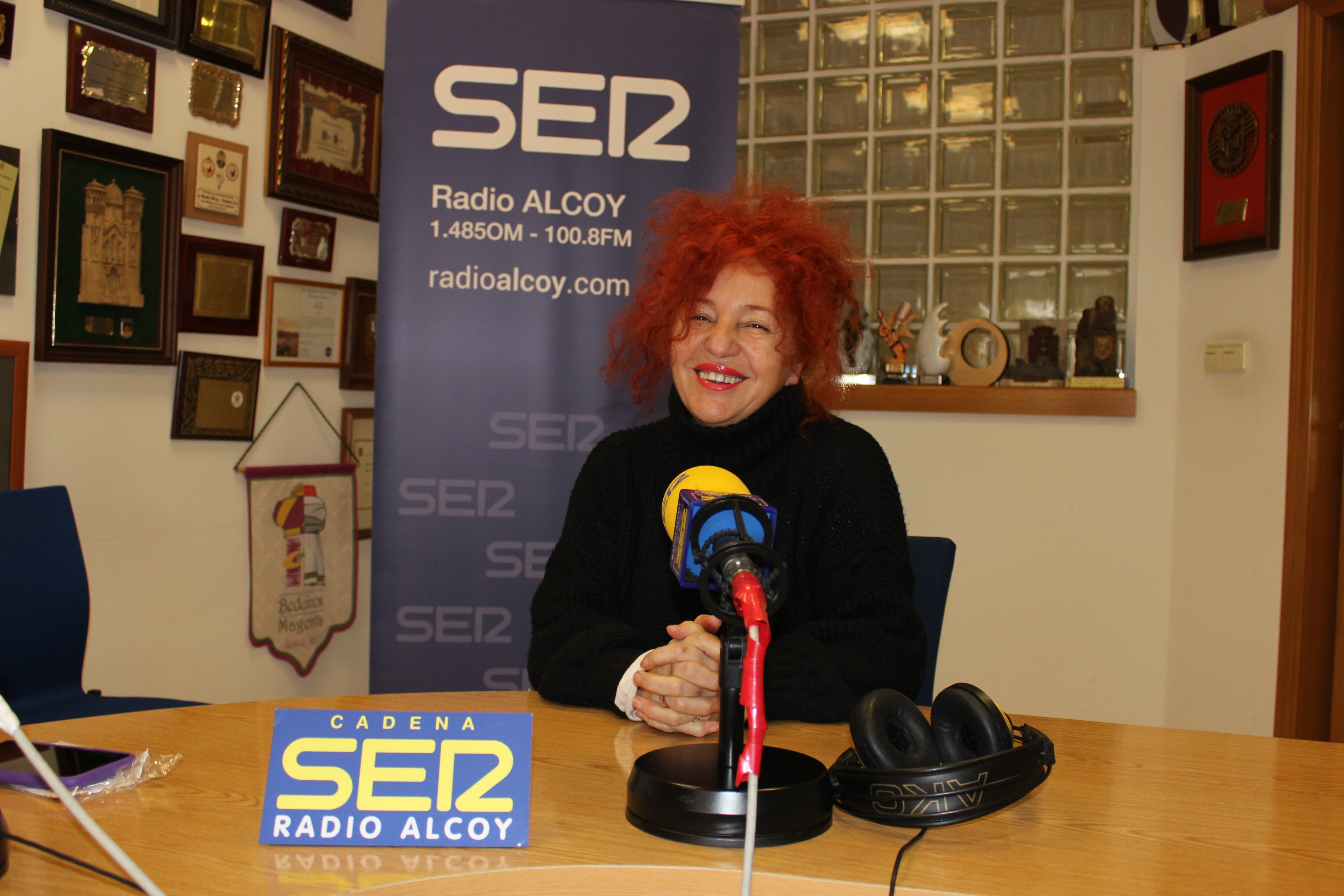 Celia Aleson en el estudio central de Radio Alcoy tras la entrevista en 'Hoy por hoy Alcoy'.