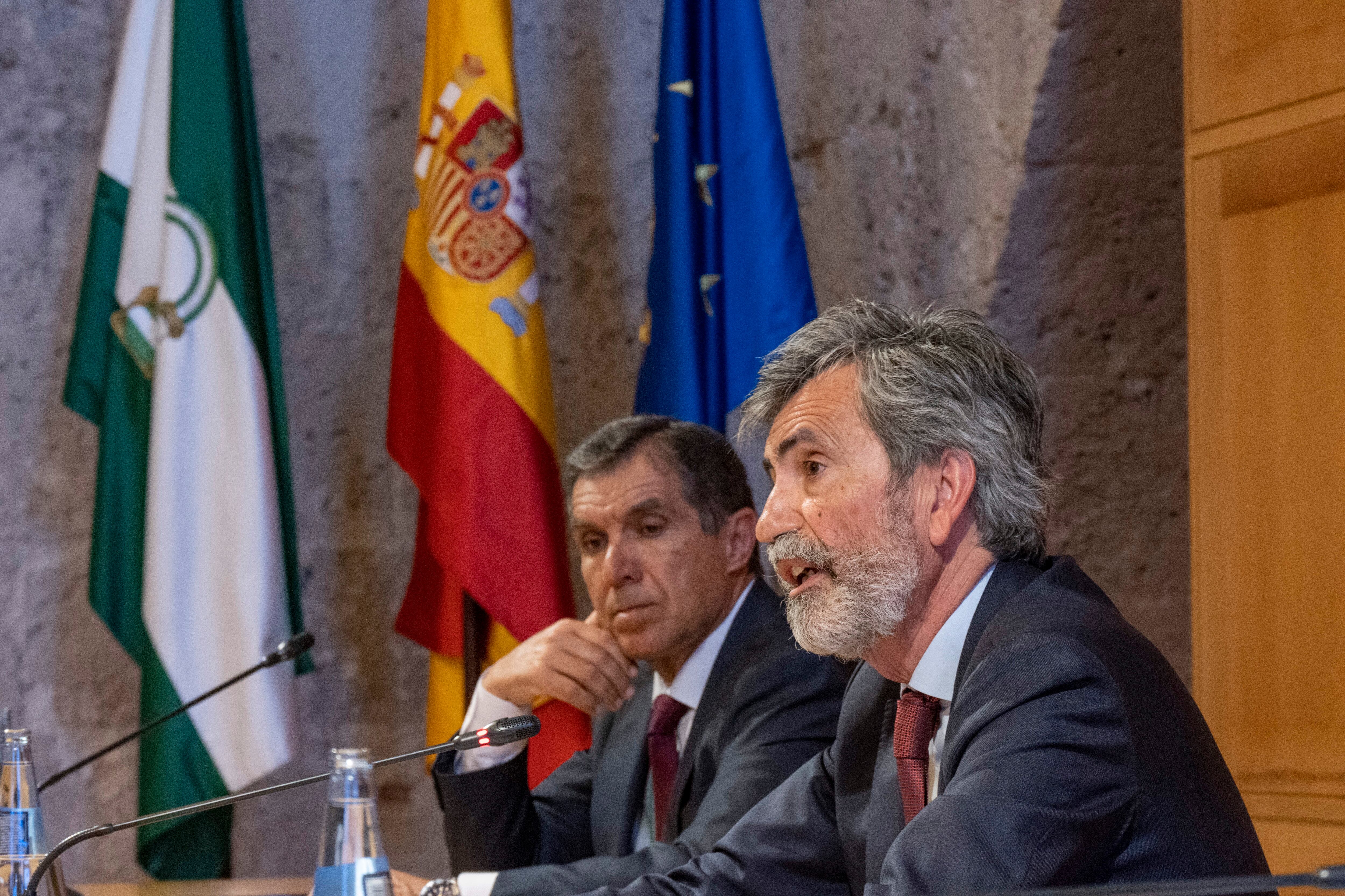 El presidente del Consejo General del Poder Judicial (CGPJ), Carlos Lesmes (d), acompañado del presidente del Tribunal Superior de Justicia de Andalucía, Ceuta y Melilla, Lorenzo del Río.