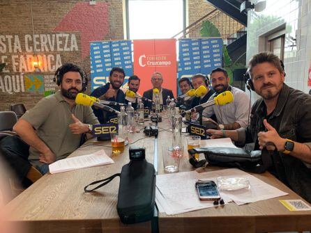 Equipo de El Ambigú, con Salomón Hachuel y dos jóvenes de la Escuela, José Joaquín y Pablo