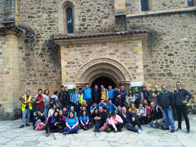 Llegada de un grupo de personas con discapacidad a la Puerta del Perdón.