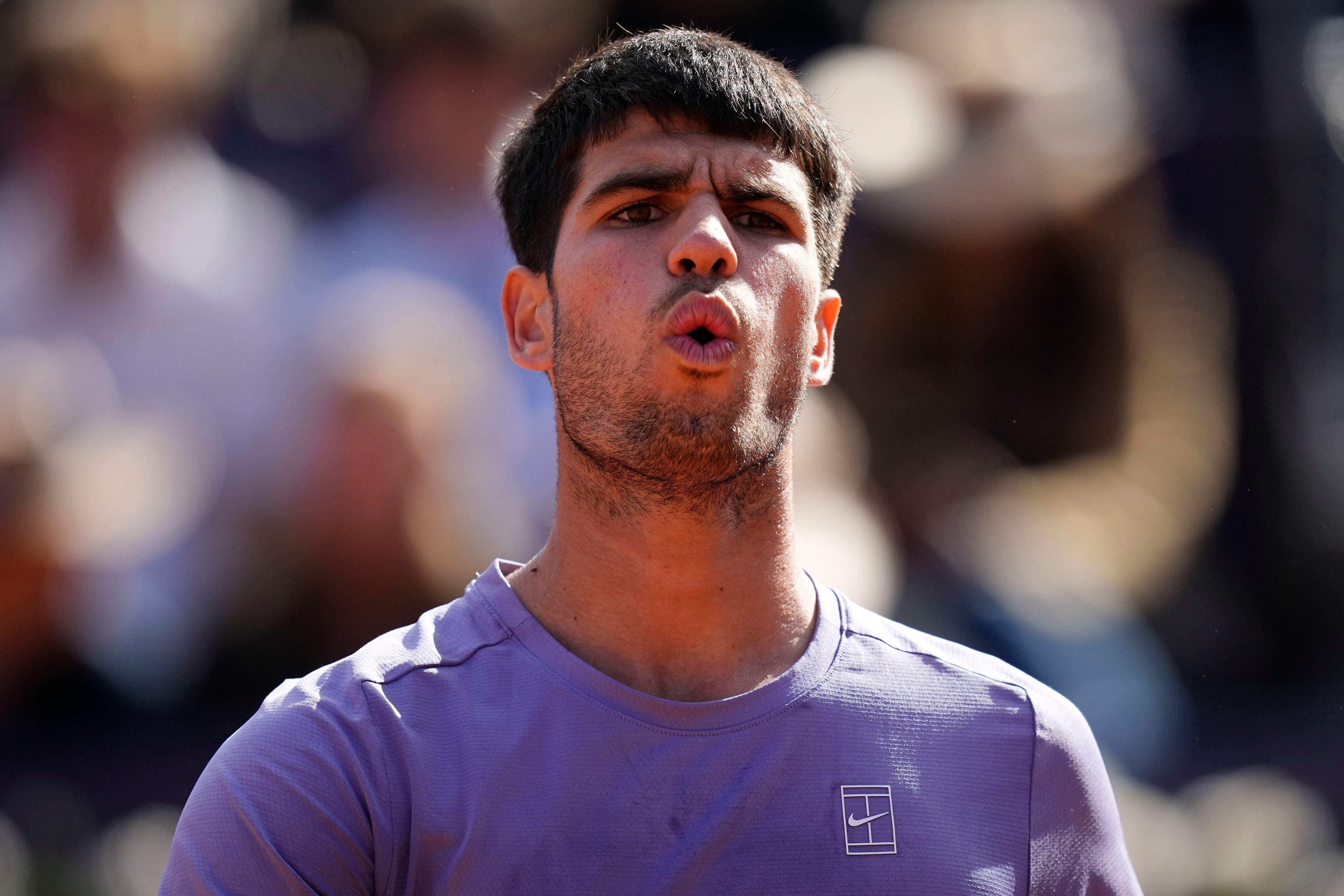 Gesto de Carlos Alcaraz tras llevarse un punto en el Conde de Godó