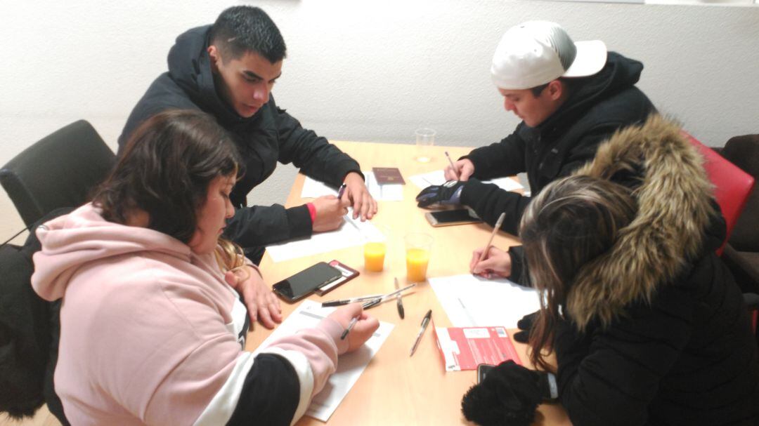 Solicitantes de asilo poniendo quejas ante el Defensor del Pueblo por la demora en las citas. 