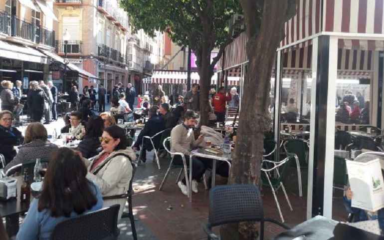  Una de las terrazas en la Plaza de las Flores de Murcia (Archivo)