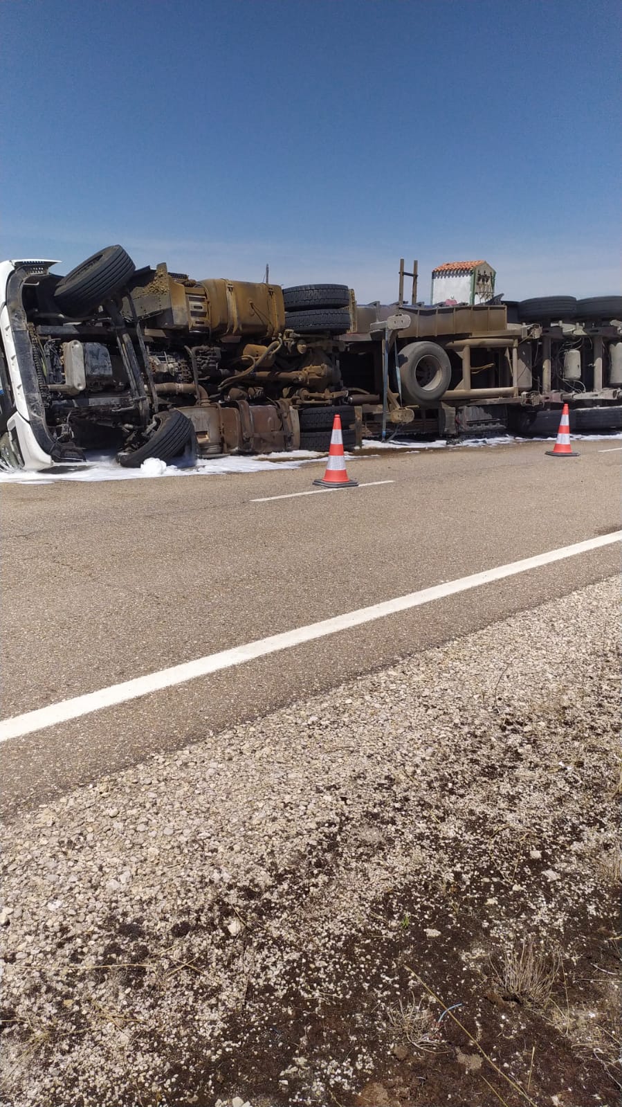 Camión volcado en la autovía en dirección Valladolid, a la altura de Trapa