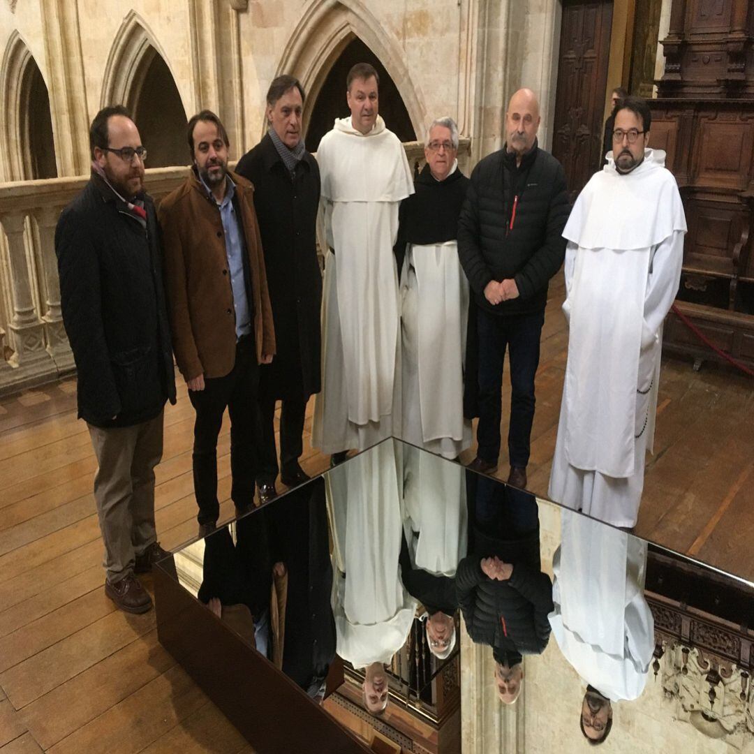 Representantes del Ayuntamiento y de los Padres Dominicos en la presentación de la nueva propuesta expositiva del Convento de San Esteban