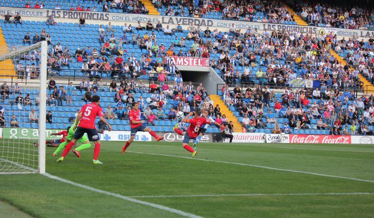 Álvaro en el momento de anotar el tanto de la victoria ante el Olot