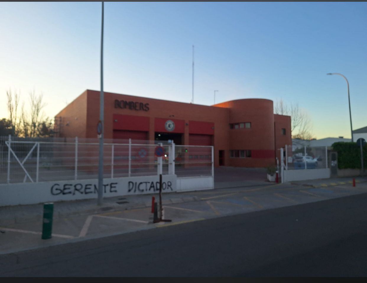 Pintada en el parque de Bomberos de Gandia.