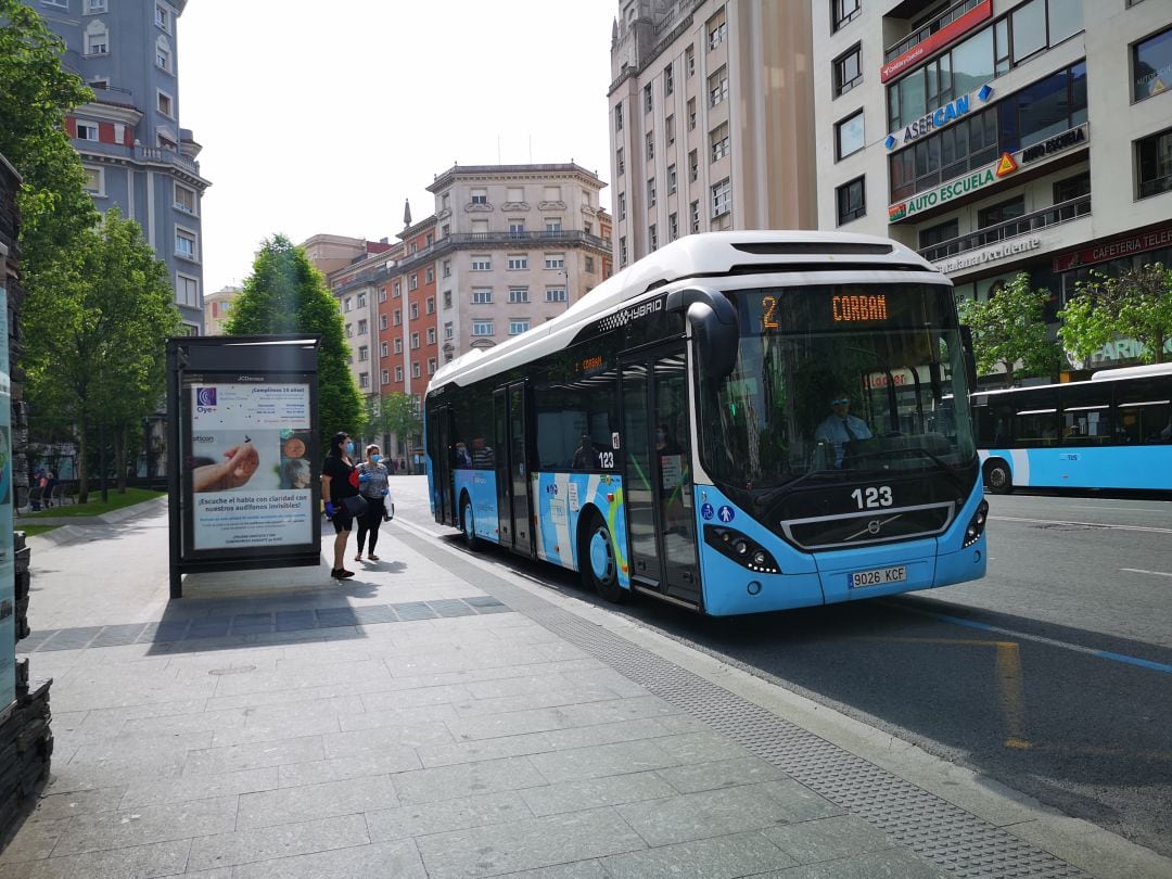 Dos autobuses circulando durante el Estado de Alarma en Santander.