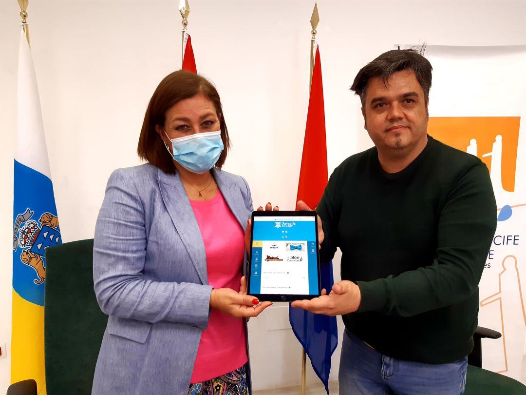 La alcaldesa de Arrecife, Ástrid Pérez, y el concejal de Comercio, Armando Santana, mostrando la nueva aplicación informática.