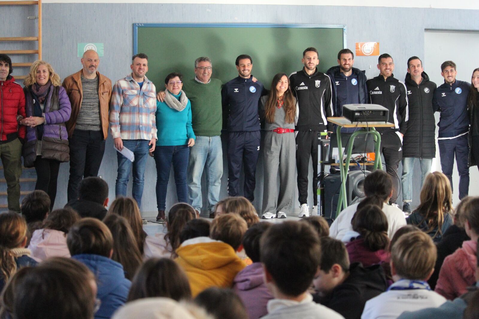 Foto de familia del acto con integrantes de Xerez DFC y Xerez CD en el Antonio Machado