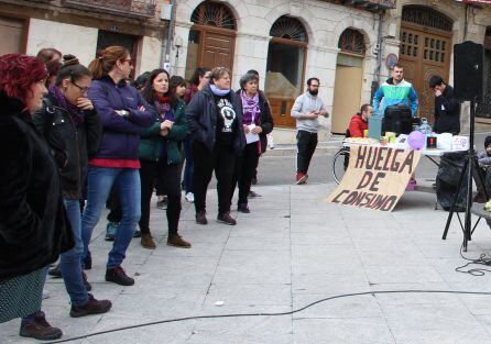 Un grupo de jóvenes han instalado una mesa con cafés, infusiones y frutas en la concentración del 8M en la Plaza Mayor de Cuéllar