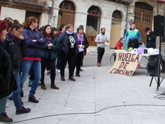 Un grupo de jóvenes han instalado una mesa con cafés, infusiones y frutas en la concentración del 8M en la Plaza Mayor de Cuéllar