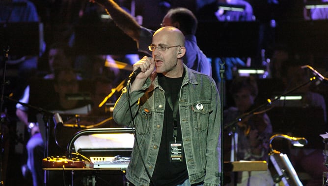 El cantante German Coppini, durante un ensayo del concierto &#039;La edad de oro del pop español&#039; en el año 2006