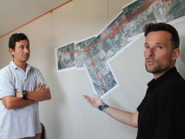 El conseller Juan con los planos de la carretera de Santa Eulària