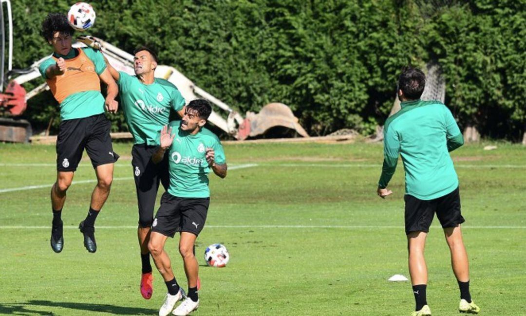 Juan, en pugna con el portero en el entrenamiento de esta mañana en La Albericia.