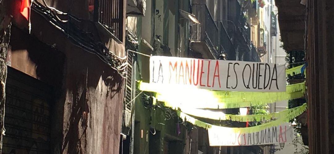 Pancarta en apoyo a Manuela en la calle de su casa, en Barcelona