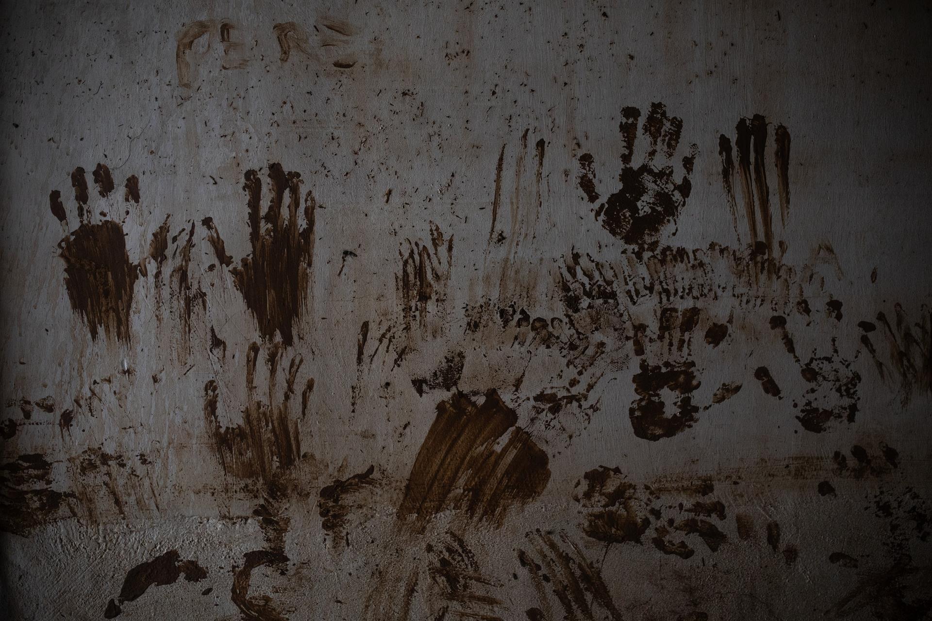 Huellas de manos en una pared de tras el paso de la DANA