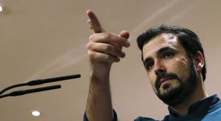 El portavoz de IU en el Congreso, Alberto Garzón, durante la rueda de prensa 