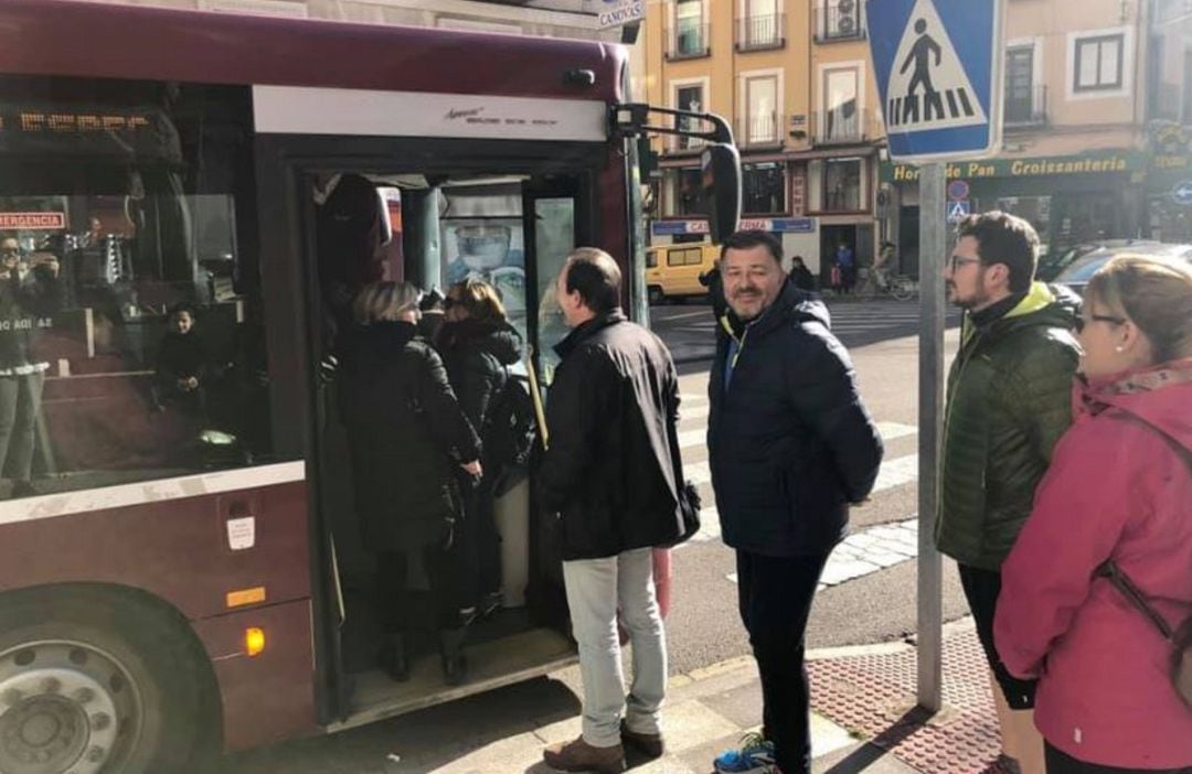 Darío Dolz y varios concejales cogiendo una de las lanzaderas
