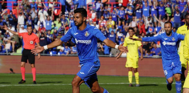 Ángel celebra uno de sus dos goles ante el Villarreal