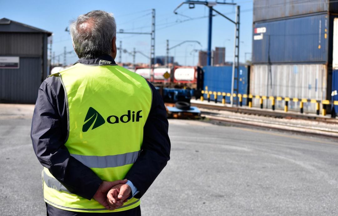 Un trabajador de Adif. Imagen de archivo