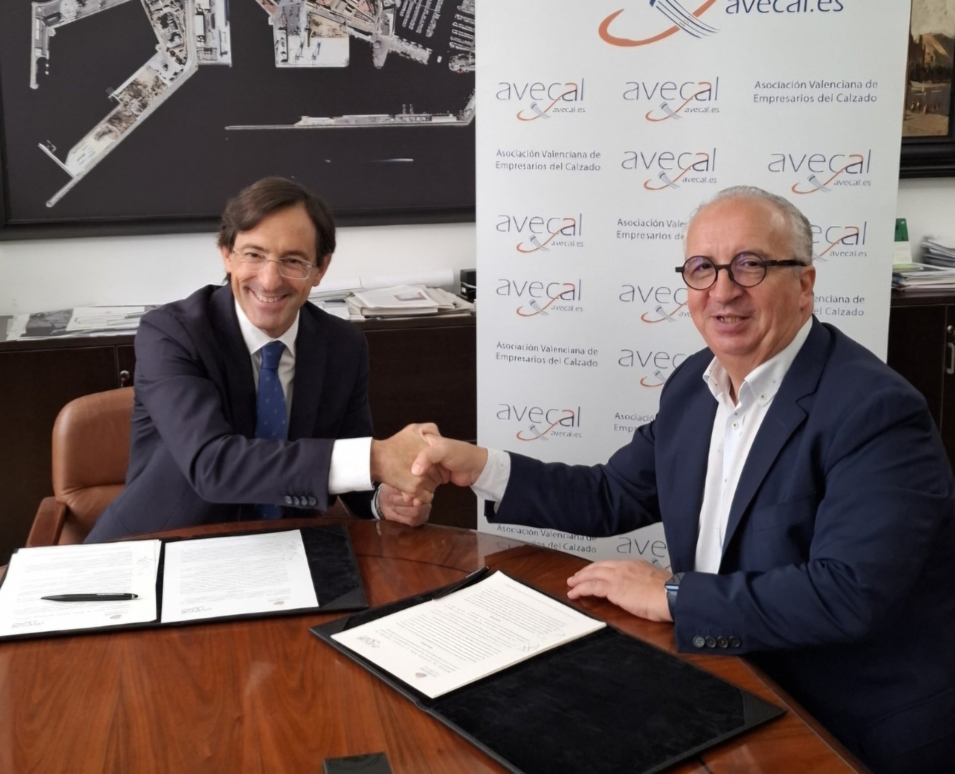 Firma del acuerdo entre el presidente del Puerto, Luis Rodríguez y el presidente de AVECAL, Luis Pastor - Puerto de Alicante