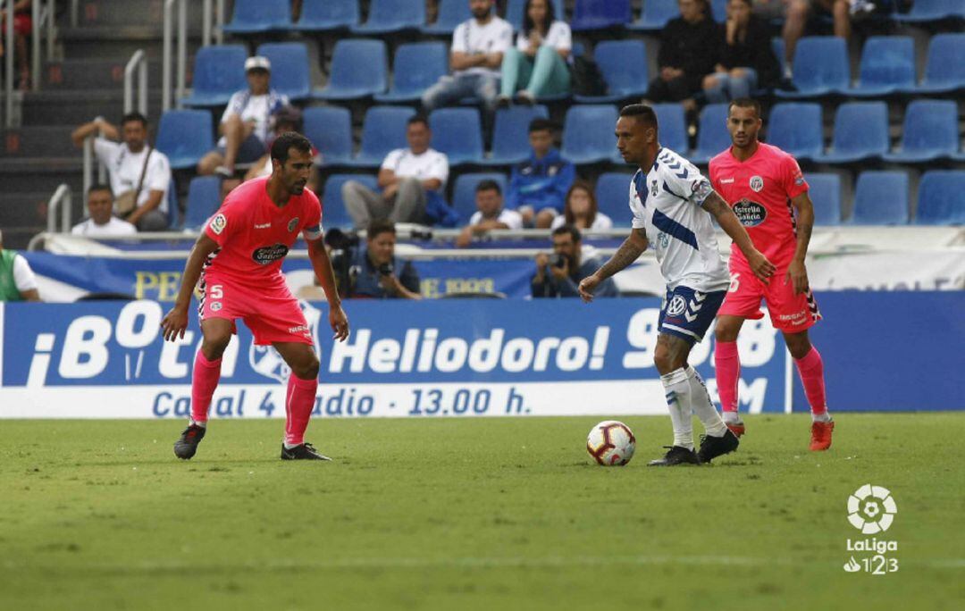 Suso intenta jugar ante la presencia de dos jugadores del CD Lugo