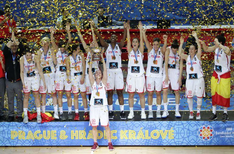 La selección española levanta al cielo de Praga su título como campeonas de Europa