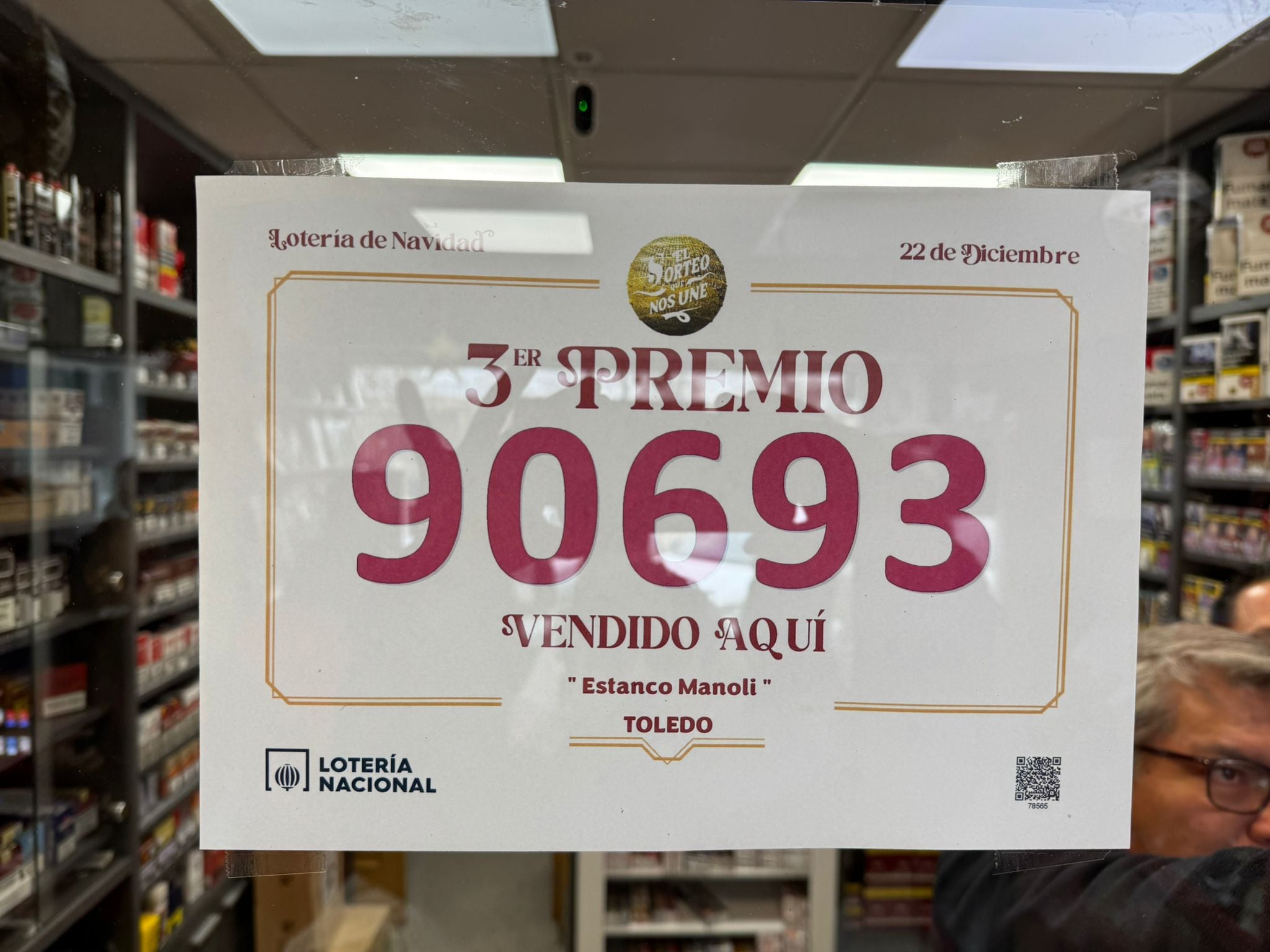 Colgado el cartel de Tercer Premio vendido en el estanco del barrio toledano de Santa Bárbara