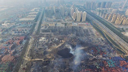 STR01. Tianjin (China), 15/08/2015.- An aerial view of a large hole in the ground in the aftermath of a huge explosion that rocked the port city of Tianjin, China, 15 August 2015. Explosions and a fireball at a chemical warehouse killed at least 85 people