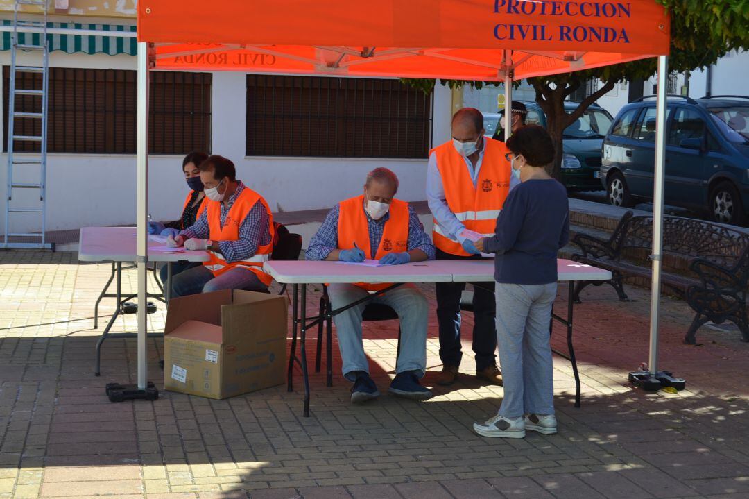 Varios concejales y personal de confianza del Ayuntamiento de Ronda están llevando a cabo los repartos