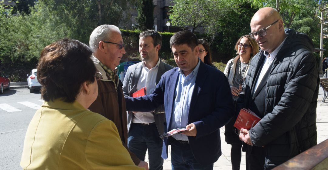 El secretario general del PSOE Jaén, Francisco Reyes (centro), charla con vecinos de la capital durante el reparto electoral.