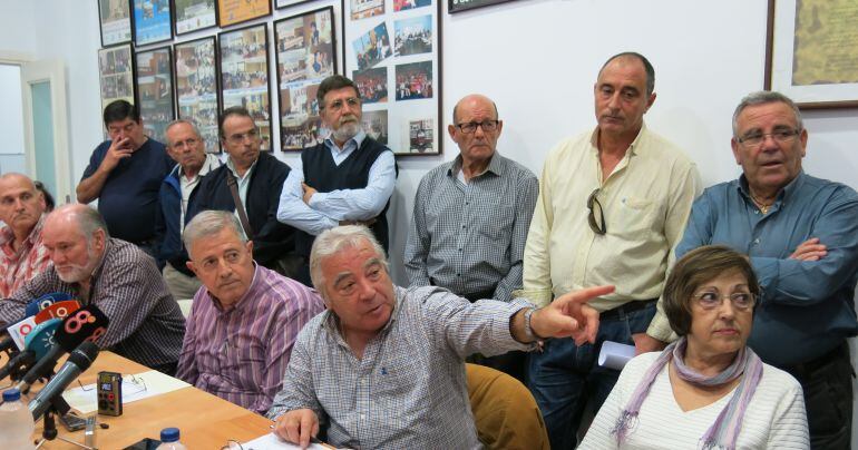 Imagen de la rueda de prensa con la mayoría de asociaciones de vecinos de Cádiz