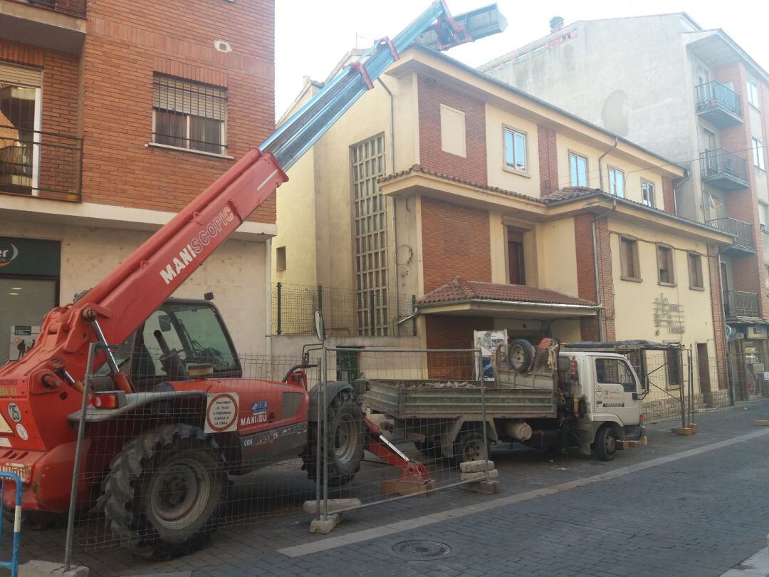 Obras en el tejado de la escuela de música de Cuéllar